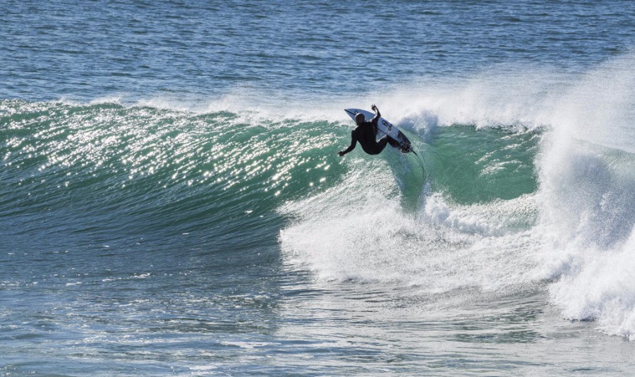 World Surf League: Kelly Slater Breaks Foot at Jeffreys Bay, Pulls Out ...