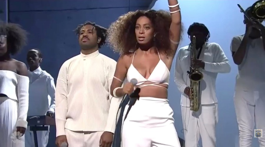 Solange Performs “cranes In The Sky” And “don T Touch My Hair” On Saturday Night Live Pm