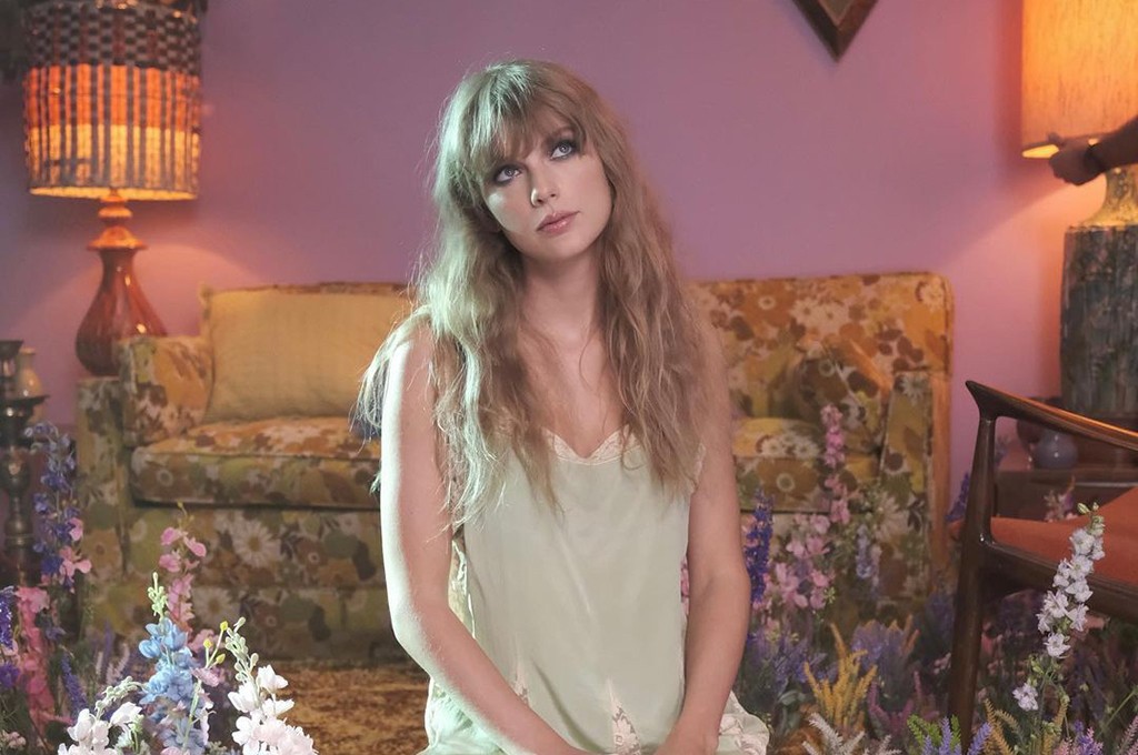 Taylor Swift - Lavender Haze (Music Video) 