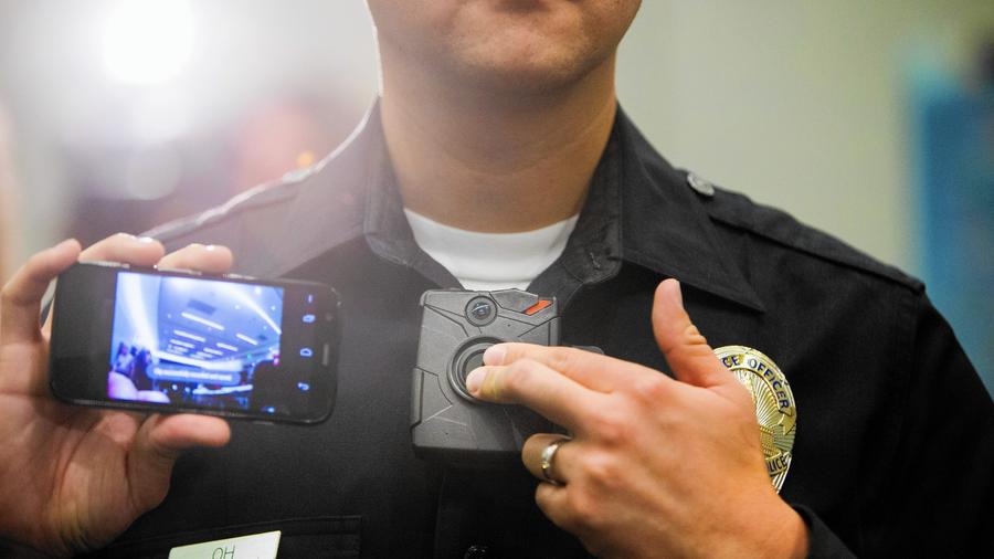 Lapd Officers To Begin Wearing Body Cameras ロサンゼルス市警察 ボディーカメラ装着を開始 Pm Studio World Wide Tech News Lapd Officers To Begin Wearing Body Cameras ロサンゼルス市警察 ボディーカメラ装着を開始 Pm Studio World Wide Tech News