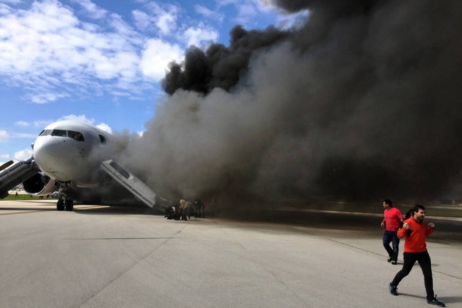 Boeing 767 Catches Fire At Fort Lauderdale Airport 14 Injured 米フロリダの国際空港でボーイング767が火災 14人負傷 Pm Studio World Wide News